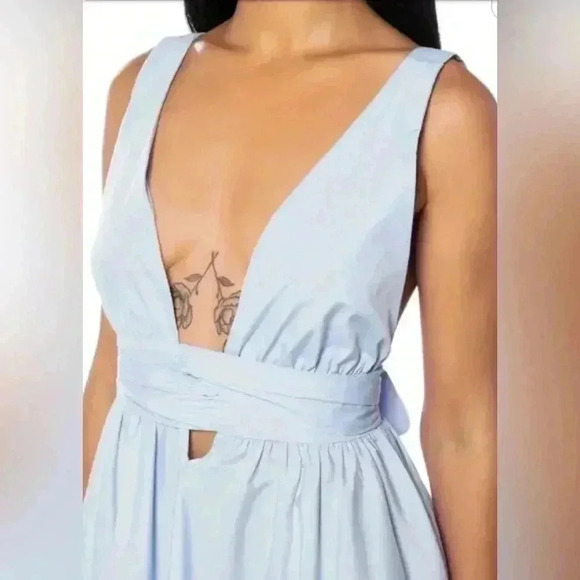 Mable women’s Tie Front Midi Dress Blue size Small features a plunging neckline - Picture 6 of 12